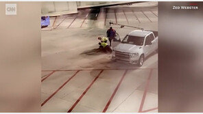 비상구 열고 비행기 날개 위 걸어다닌 간 큰 남성…승객 대피 소동