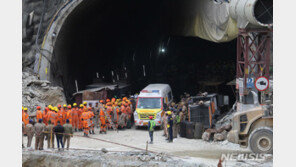 인도서 붕괴된 터널에 갇힌 인부 41명, 17일만에 극적 구조