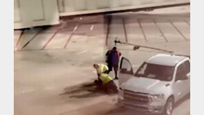 美 항공기서 이륙 직전 ‘비상문’ 열고 날개 위로 올라간 남성