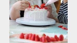 “케이크 위 과일 세척 안 해, 유명한 집들도 다 그럴 것”…알바생 양심 고백