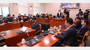 법사위 개회 21분만에 산회…여야, 이동관 ‘탄핵’ 두고 충돌