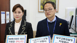 민주, 이동관 탄핵안 실수에 철회 후 재발의…검사탄핵안 ‘복붙’