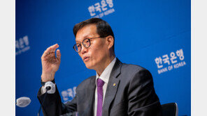 [문답]한은 총재 “통화 긴축, 6개월보다 길 것…현 금리 긴축적”