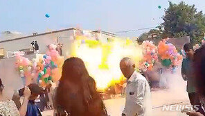 싸다고 바꿔서?…풍선 폭발해 30여명 화상