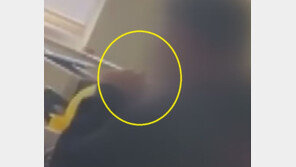 교실서 전자담배 피던 교사…학교는 ‘주의’ 처분만 내려