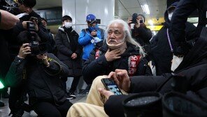 전장연 “지하철 탑승 시위 유보하고 침묵 선전전”…혜화역서 퇴거