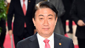 사퇴하라더니…野 “이동관 탄핵하게 사표 수리 말라”