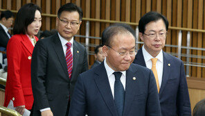 與 “야당서 탈북민 강제북송 결의안 기권 7표나 나와…씁쓸”