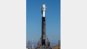 軍, 2일 새벽 미 공군기지서 첫 정찰위성 발사…발사체 기립 완료