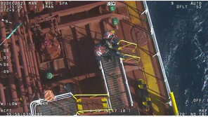 선박서 전신 마비로 쓰러진 선장, 남해해경 헬기로 구조돼