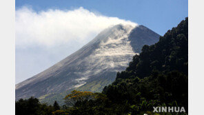 인니 므라피 화산 폭발…화산재 최고 3㎞까지 치솟았다