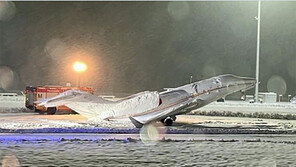 뮌헨공항 폭설… 눈 무게 못 이긴 소형 비행기 