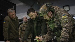 ‘전쟁 21개월’ 젤렌스키 내우외환… EU지원 불투명, 우크라 정치갈등 