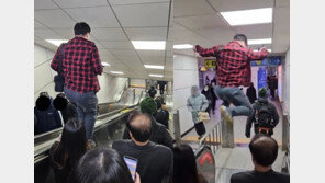 만원 에스컬레이터 손잡이 위에서 ‘폴짝’…수원역 곡예男 눈살