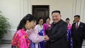 ‘어머니’ 앞에선 연신 허리 숙이며…김정은, 한·미에 “나쁜 놈들” 비난