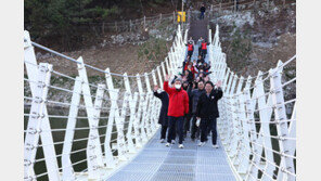 “출렁다리 무섭지 않아요∼ 손도 흔들 수 있어요”