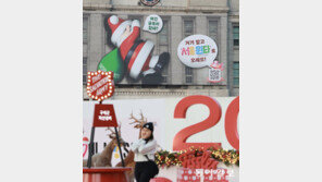 “책 선물 주러 오셨나요”… 도서관 찾은 산타