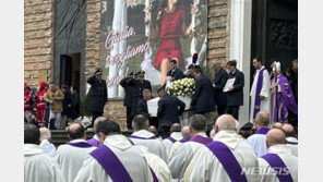 전 남자친구에 살해된 伊 여대생 장례식에 추모객 1만명 모여