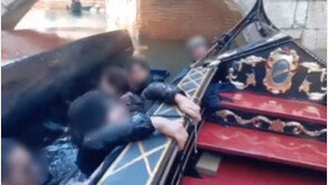 베네치아 곤돌라서 뱃사공 지시 무시했다가…물에 빠진 中관광객들