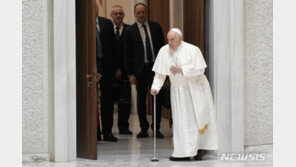 ‘기관지염’ 교황 “좀 나아졌지만 말하긴 힘들어”