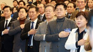 민주, ‘개딸 권한 강화’ 당헌 일사처리 개정…비명 “나치 닮아가” 반발