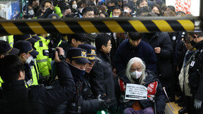 전장연 시위에 혜화역 무정차 통과…8명 연행