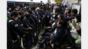 전장연 시위로 혜화역 한때 무정차 통과…참가자 8명 경찰 연행 