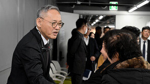 옛 전남도청 복원지킴이 어머니들 만난 유인촌 장관