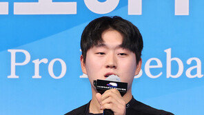 ‘데뷔 전부터 상복’ 두산 루키 김택연 “피치 클락·로봇 심판? 큰 영향 없다”