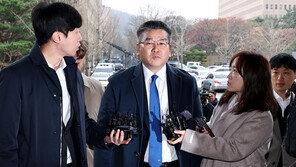 ‘전현희 표적감사’ 유병호 공수처 출석…“소환 통보 방식 위법”