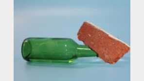 “아파트 10층서 소주병·벽돌 계속 던져요”…경찰 강제 문 개방해 제압