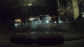 구속영장 기각되자 차 훔쳐 경찰관 ‘쾅’…겁없는 10대들