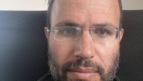 가자지구 참상 영어로 기록하던 시인, 이스라엘군 폭격에 사망