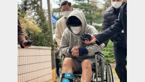 ‘감금 성폭행 시도’ 30대 남성, 훨체어 타고 영장심사 “죄송”
