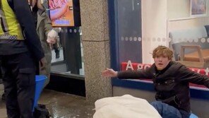 “더럽고 역겨워”…가게 앞 노숙자에 표백제 뿌린 英 맥도날드 직원