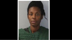 “일부러 그랬다”…6개월 손녀 머리에 총 쏜 혐의로 체포된 美 할머니