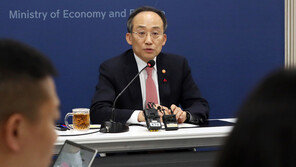 추경호 “식품 용량 줄이면 포장 표시 의무화…유류세 인하 2개월 연장”