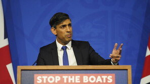 英 하원, 르완다 정책 관련 법 가결…아프리카 보낸 뒤 난민 심사