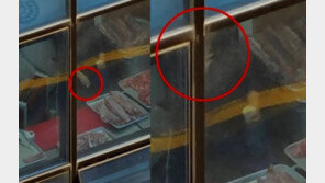 “담배 피우고 바로 고기손질”…옆건물서 찍힌 갈빗집 주방