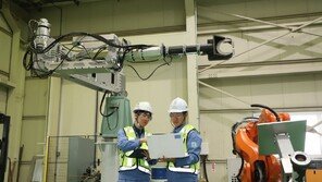 제철소 쇳물 흐르는 관, 로봇이 교체작업 