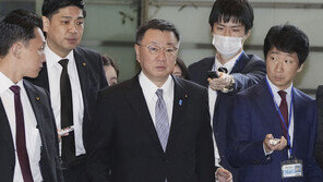 ‘비자금 의혹’ 日각료 4명 사임…아베파 총 15명 사표