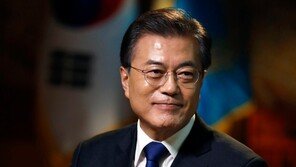 “소외계층 위해 써달라” 文,  2년 연속 지역사회 기부금 전달  