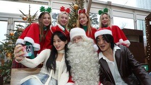 핀란드에서 온 산타와 함께 사진을 