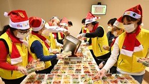 소외계층에 전달할 ‘사랑 가득 도시락’ 