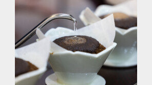 “커피가 쓰니 설탕 좀…” 70대 어르신 요청에 카페직원 “그건 셀프”