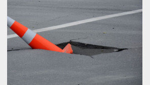 “밤길 차가 갑자기 푹” 과천 도로 곳곳서 ‘싱크홀’…30여대 피해