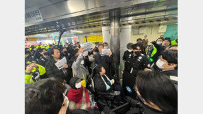 4호선 혜화역서 전장연 활동가 2명 체포…사흘 연속