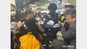 혜화역 대합실서 ‘침묵 시위’ 전장연 활동가 체포…사흘 연속 