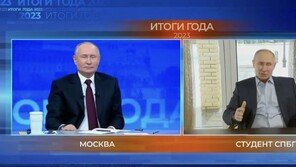 ‘AI 푸틴’과 만난 푸틴 “이게 내 첫 대역”…그간의 의혹 농담으로 받아쳐
