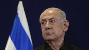 이스라엘軍, 백기 흔드는 인질 3명 사살…네타냐후 ‘사면초가’